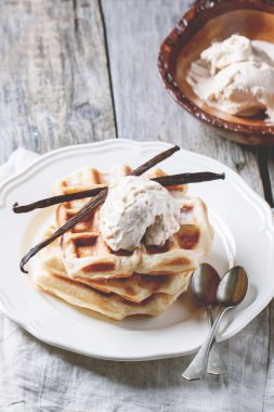 vanilya ve dondurma waffle