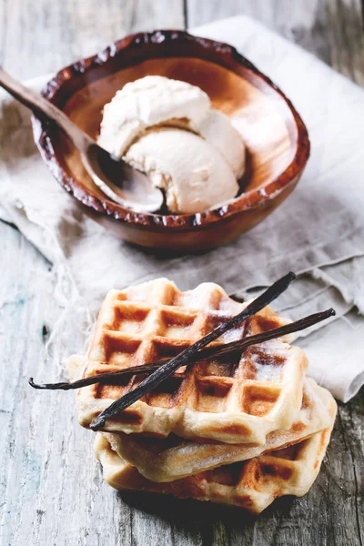 Gofres con vainilla y helado — Foto de Stock