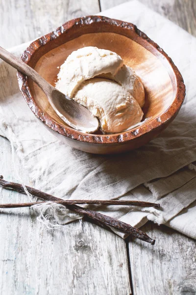 Tigela com sorvete de baunilha — Fotografia de Stock