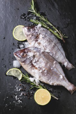 Siyah üzerine biberiye ile yedekte çiğ balık