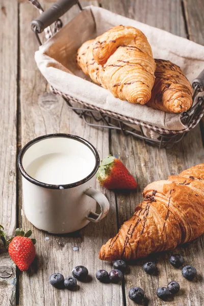 Croissant, a tej és a bogyók — Stock Fotó