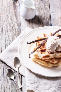 vanilya ve dondurma waffle