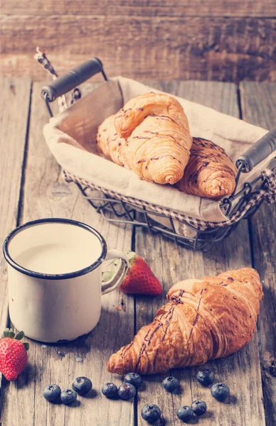 Croissant, milk and berries — Stock Photo, Image