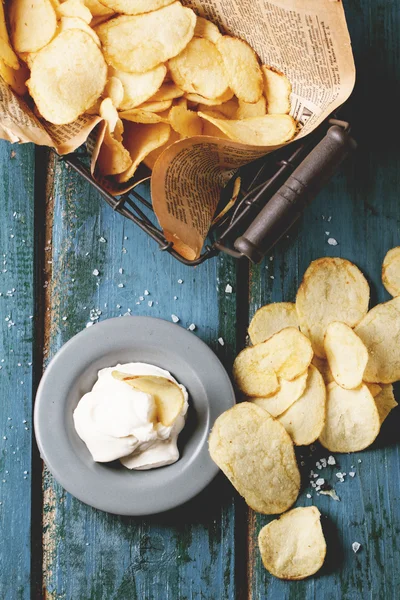 Potato chips with sauce — Stock Photo, Image