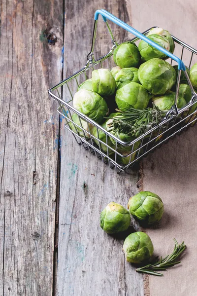 Canasta alimenticia de coles de Bruselas — Foto de Stock