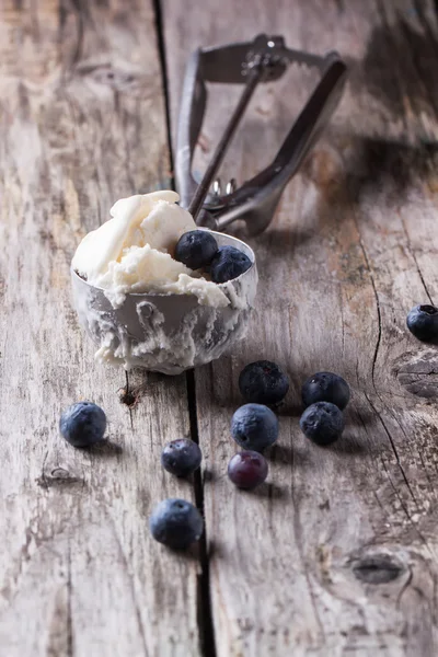 Ice cream with blueberries — Stock Photo, Image