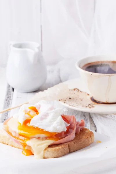 Breakfast with coffee and toast with cheese and egg — Stock Photo, Image