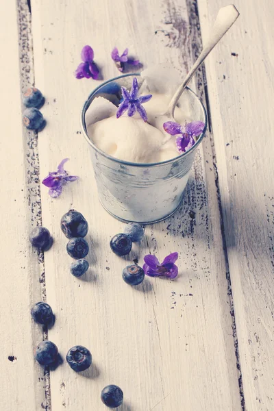 Ice cream met gesuikerde viooltjes — Stockfoto