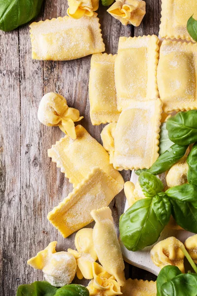 Raviolis de pasta con albahaca —  Fotos de Stock