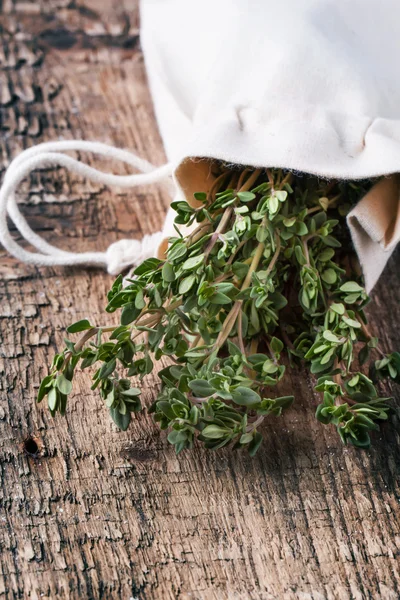 Thymian auf Holztisch — Stockfoto