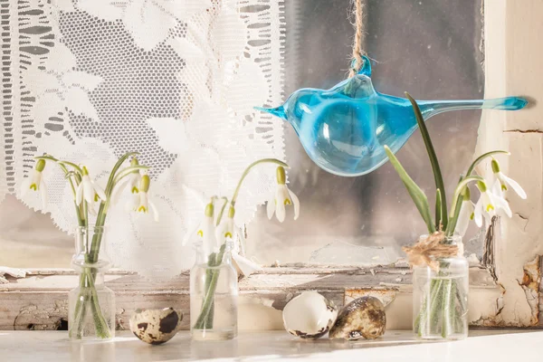 Easter interior with snowdrops and quail eggs — Stock Photo, Image