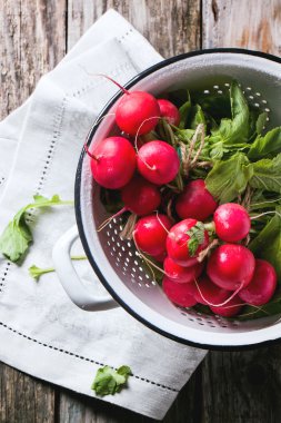 Beyaz kevgir içinde turp