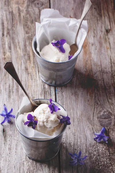 Ice cream with sugared violets — Stock Photo, Image