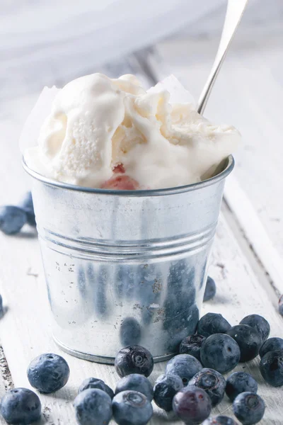 Ice cream with blueberries — Stock Photo, Image