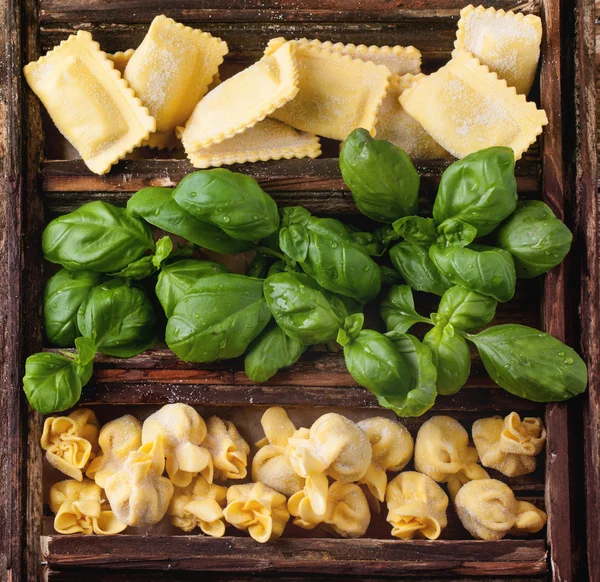 Коробка макаронних виробів равіолі та базилік — стокове фото
