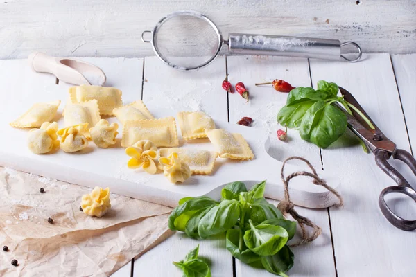 Pasta ravioli på mel med basilikum – stockfoto