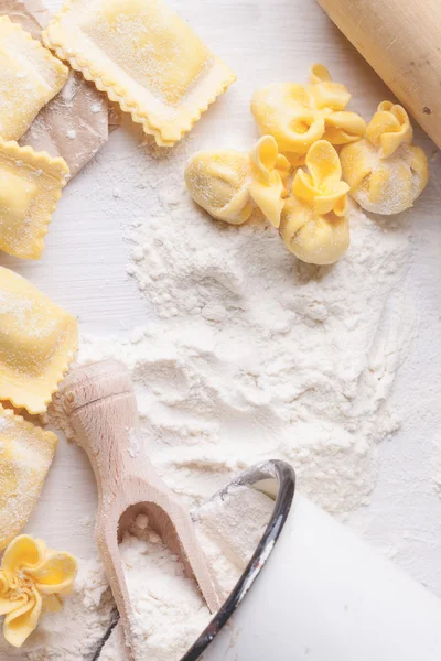 Pasta ravioli på mjöl — Stockfoto