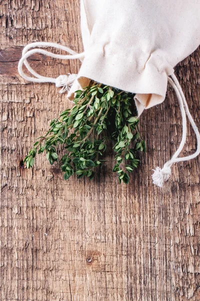 Tijm op houten tafel — Stockfoto