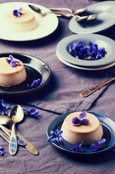 Caramel pannacotta dengan bunga violet — Stok Foto