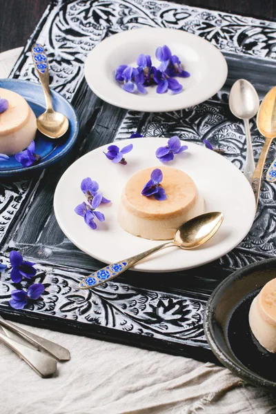 Caramel pannacotta dengan bunga violet — Stok Foto