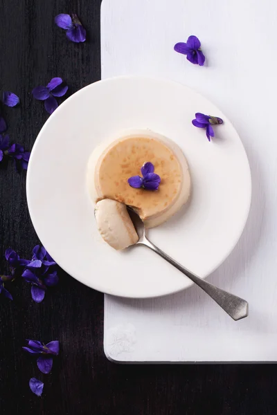 Caramel pannacotta dengan bunga violet — Stok Foto