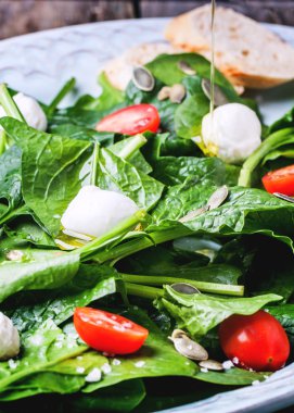 ıspanak, domates ve mozzarella salatası