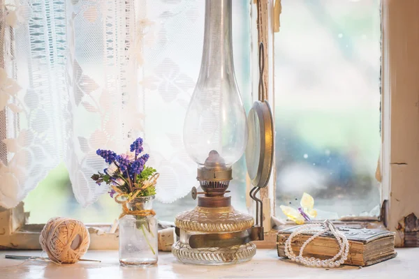 Finestra anteriore con lampada vintage e fiori di campo — Foto Stock