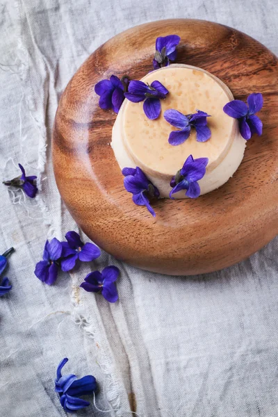 紫色の花とキャラメルのパンナコッタ — ストック写真