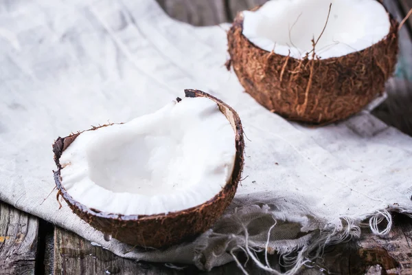 Broken coconut — Stock Photo, Image