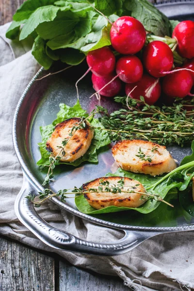 Fried bread croutons with vegetables — Stock Photo, Image