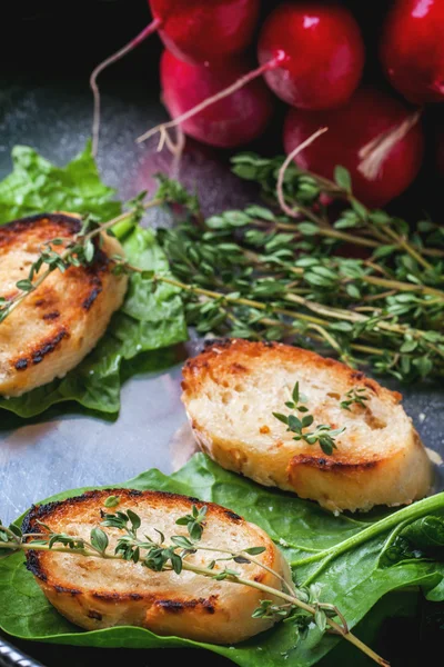 Crutones de pan frito con verduras —  Fotos de Stock