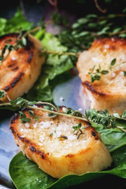 kızarmış ekmek kruton thym ile