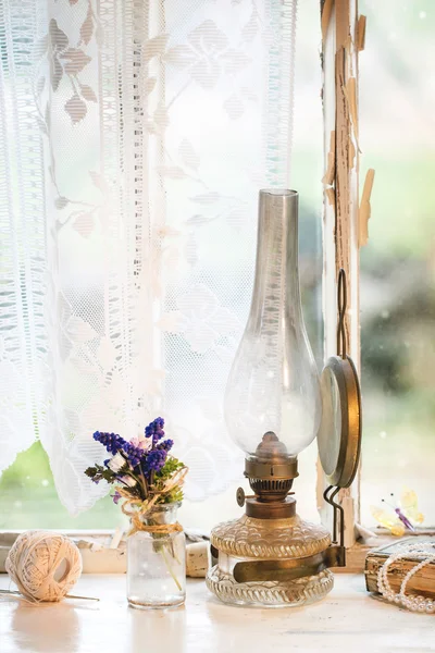 Finestra anteriore con lampada vintage e fiori di campo — Foto Stock