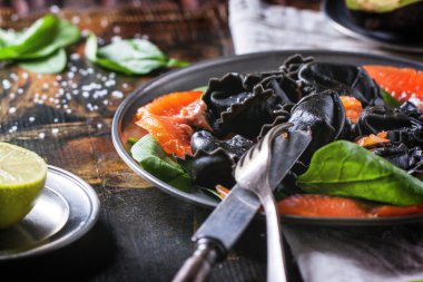 siyah ravioli tuzlanmış somon ile