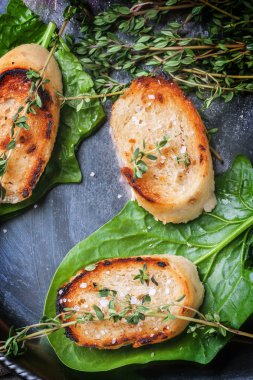 kızarmış ekmek kruton thym ile