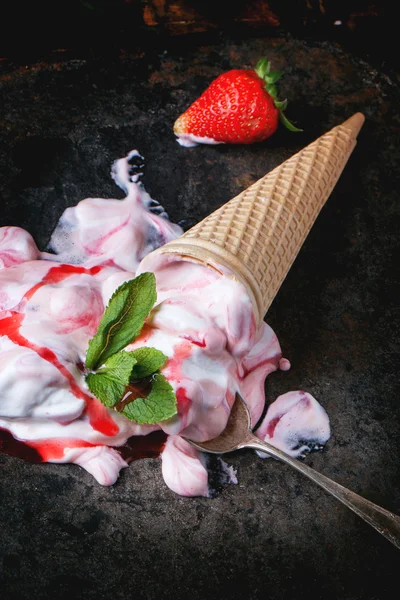 Strawberry ice cream — Stock Photo, Image