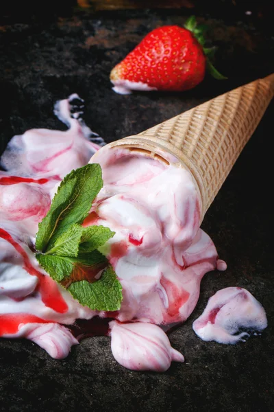 Strawberry ice cream — Stock Photo, Image