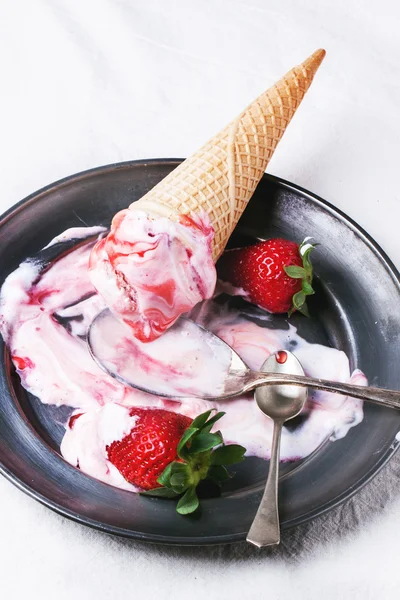 Strawberry ice cream — Stock Photo, Image