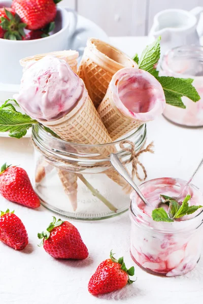 Strawberry ice cream — Stock Photo, Image