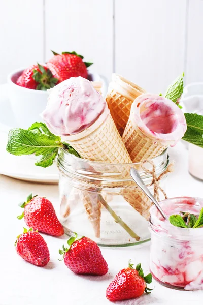 Strawberry ice cream — Stock Photo, Image