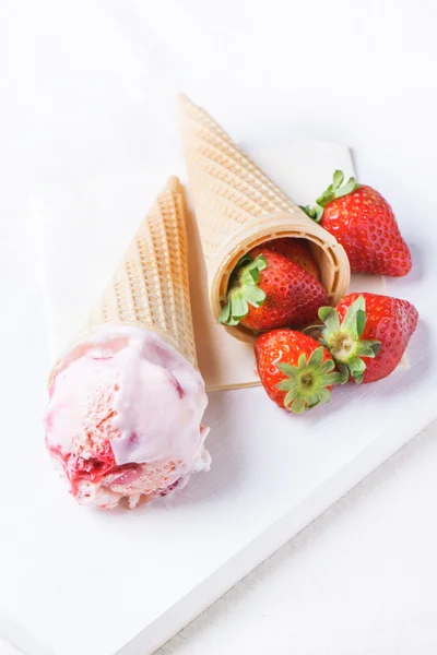 Strawberry ice cream — Stock Photo, Image