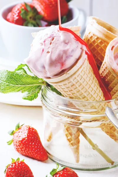 Strawberry ice cream — Stock Photo, Image