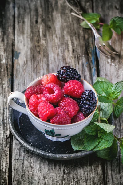 Cup of raspberries and blackberries — Stock Photo, Image