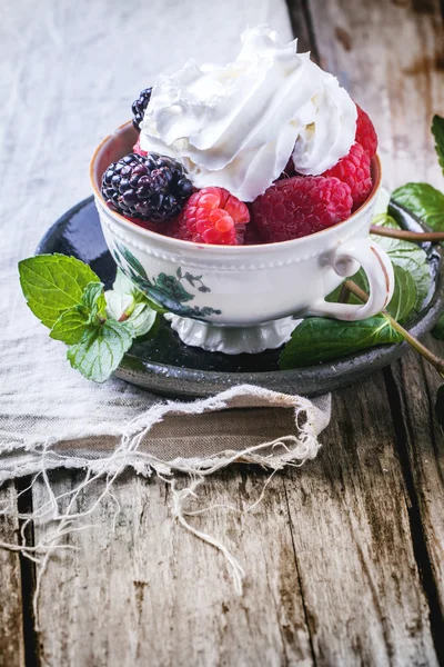 Copa de frambuesas y moras — Foto de Stock