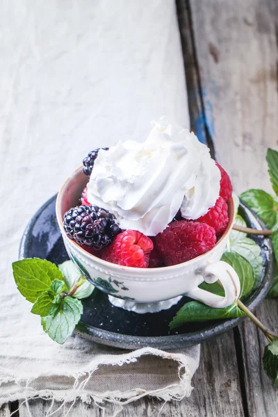 Cup of raspberries and blackberries — Stock Photo, Image