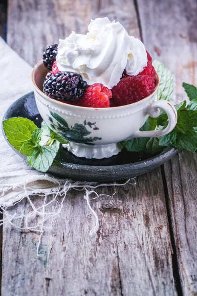 Cup of raspberries and blackberries — Stock Photo, Image