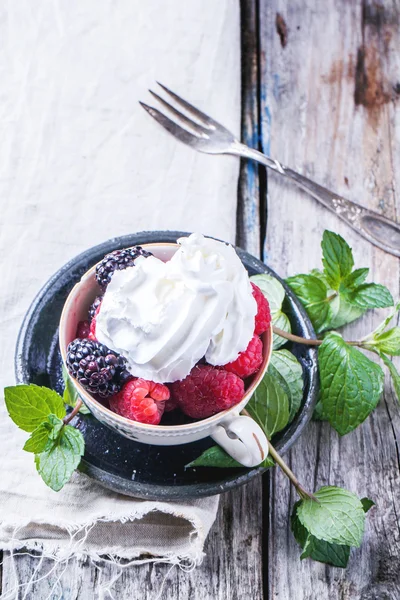 Cup of raspberries and blackberries — Stock Photo, Image