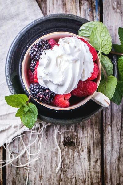 Copa de frambuesas y moras — Foto de Stock