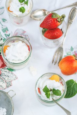tatlı merengue ve çilek ile