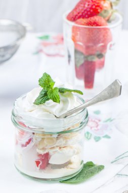 tatlı merengue ve çilek ile